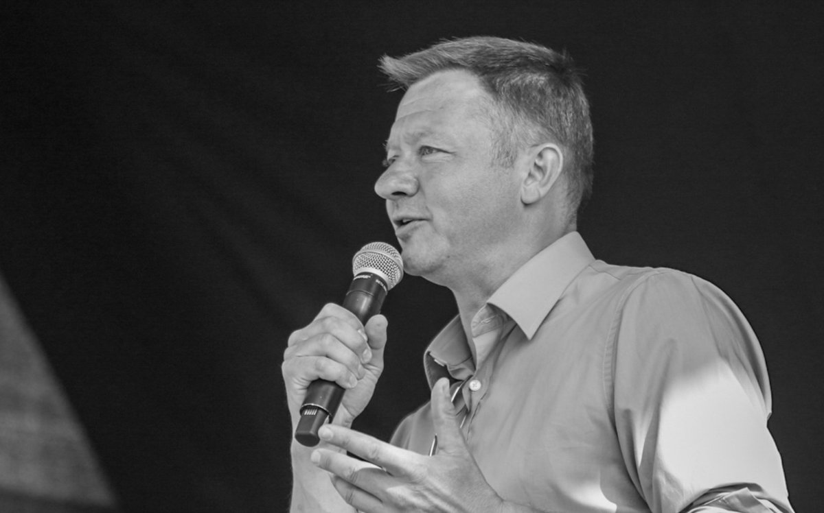 Lars Godbersen, konferencier og foredragsholder, taler til publikum fra scenen